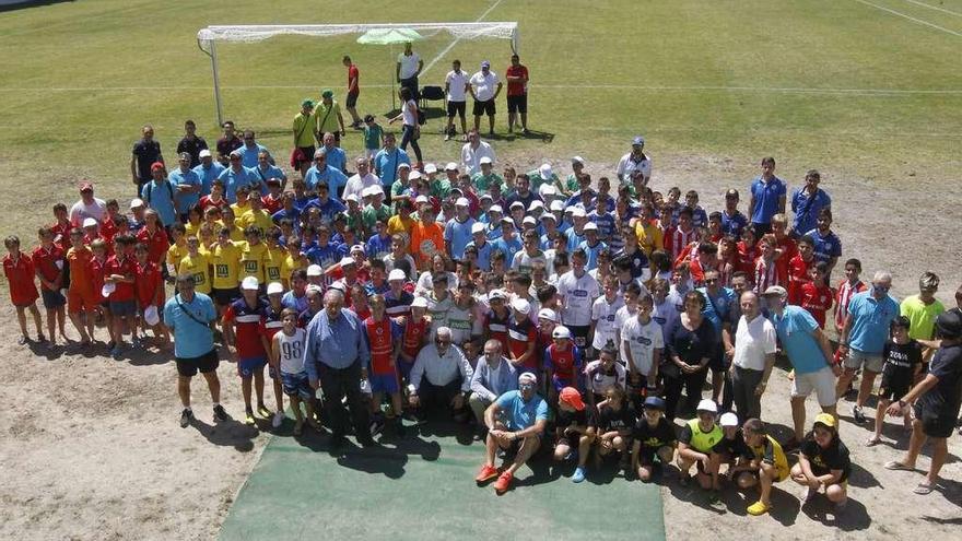 Foto de familia de los equipos participantes, autoridades y exjugadores de Club Deportivo Ourense, ayer, en O Couto. // Jesús Regal