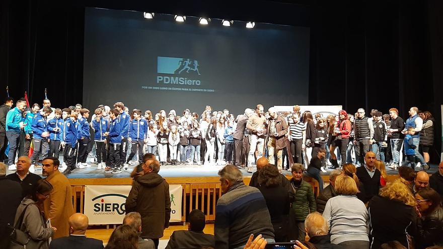 Lágrimas y emoción en la Gala del Deporte de Siero, con Maximino Martínez, José Manuel Piniella y Eloy Roces como protagonistas