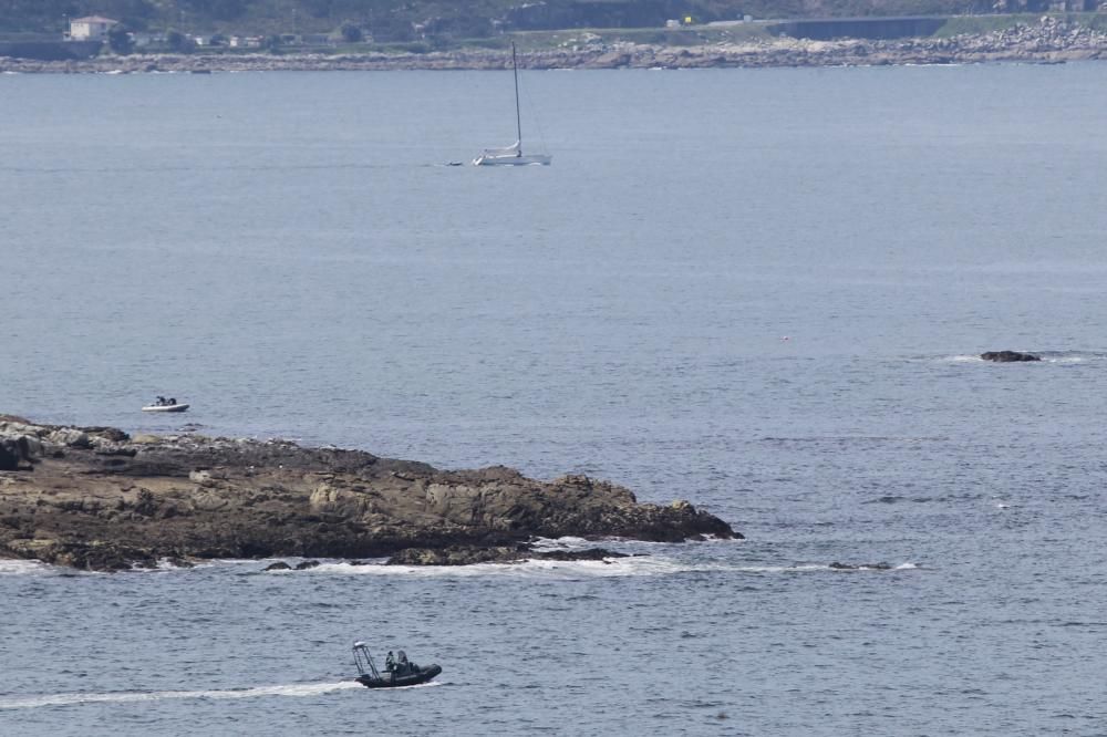 Amigos de Alexis Macía participantes en el rastreo localizaron el cadáver sobre la arena, cerca de la proa del pesquero hundido "Mar de Marín"