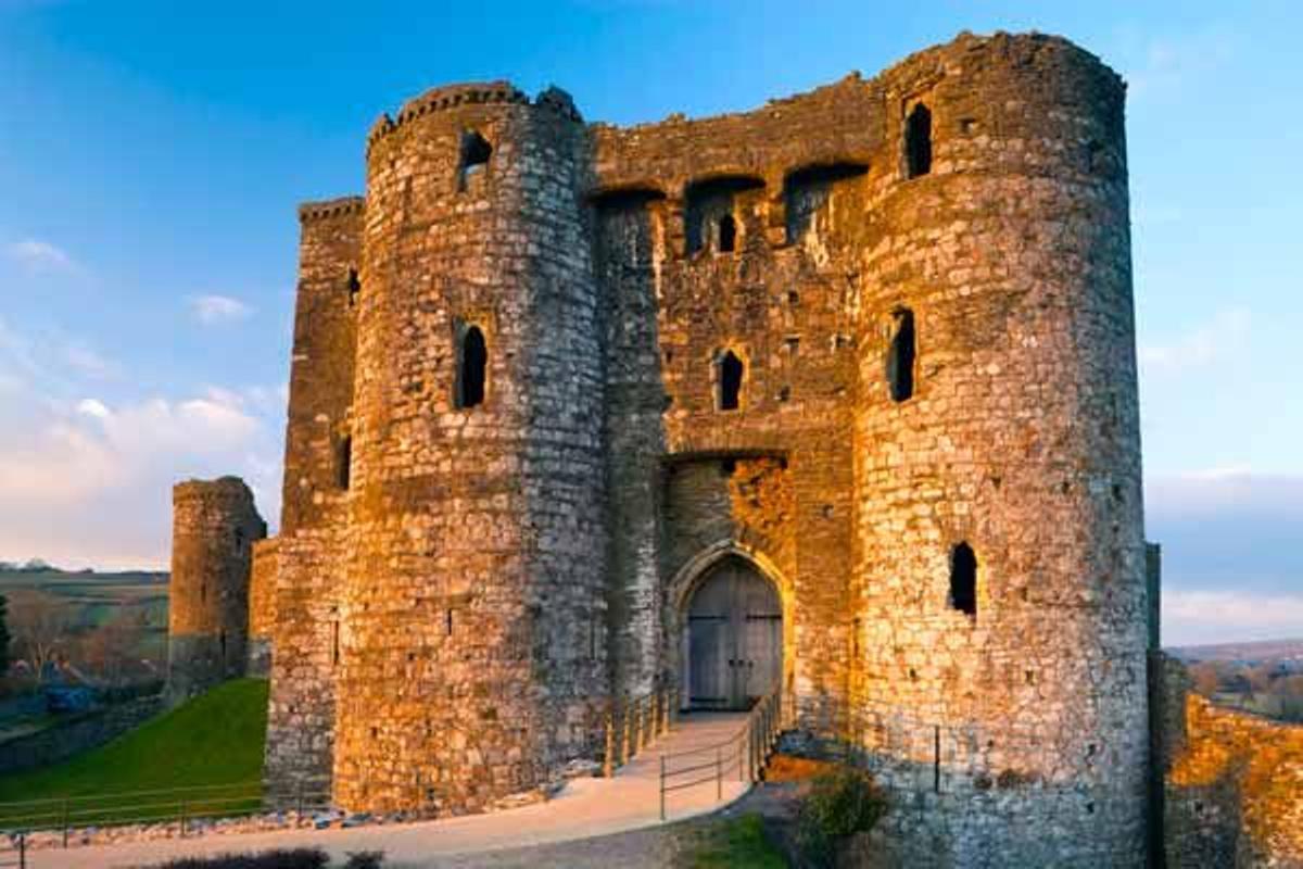 El castillo de Kidwelly fue construido por los normandos en el 1200 como defensa ante los galeses.