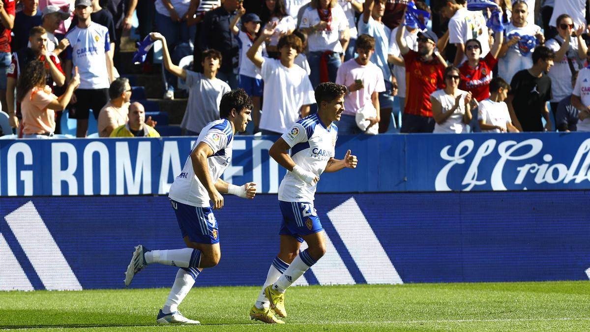 Azón y Giuliano Simeone tras el gol del canterano ante el Oviedo.