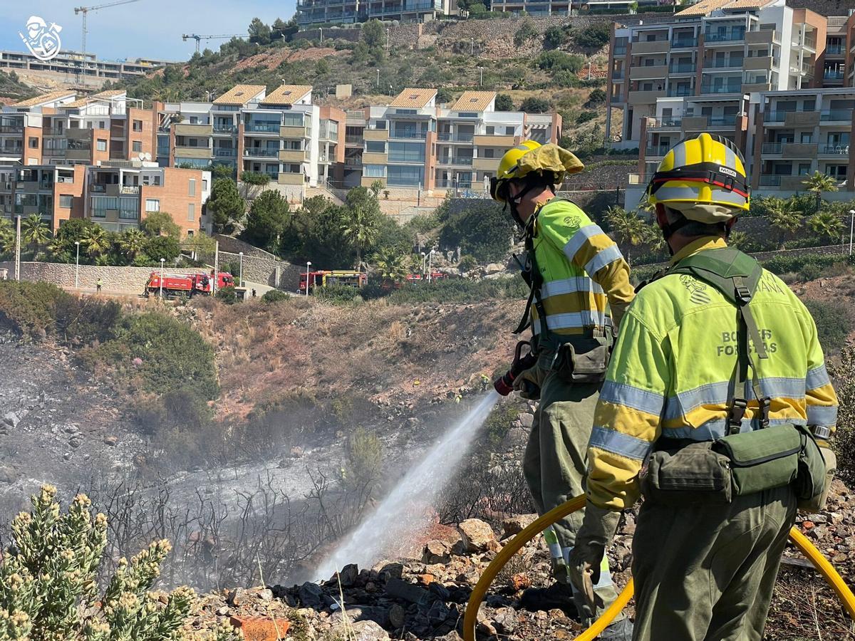 Bomberos forestales de la Generalitat refrescan una de las zonas afectadas por el incendio. INCENDIOS FORESTALES 2023 . INCENDO EN EL VALLE DE LA CASELLA