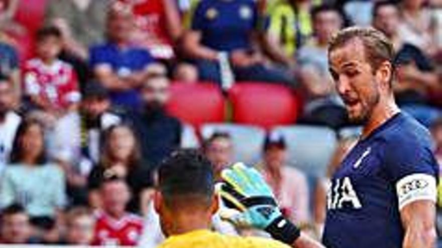 Harry Kane supera Keylor Navas