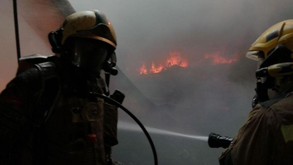 Els Bombers treballen amb 23 dotacions en un incendi a Manlleu