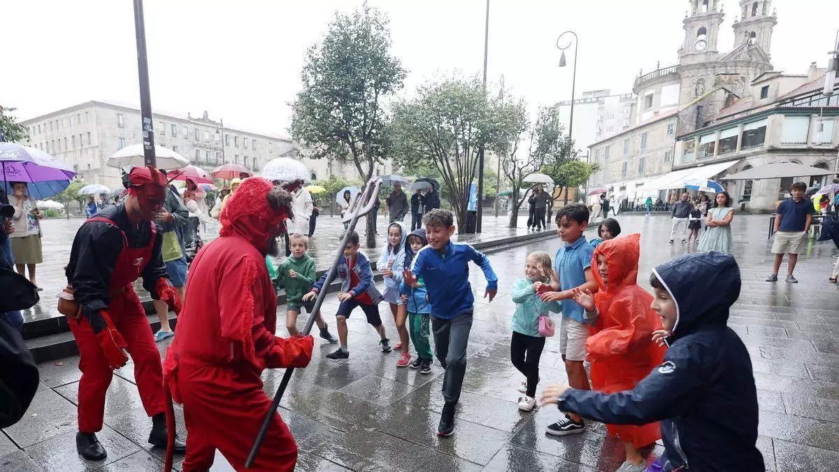 O Demo desafía al agua y llena de algarabía Pontevedra