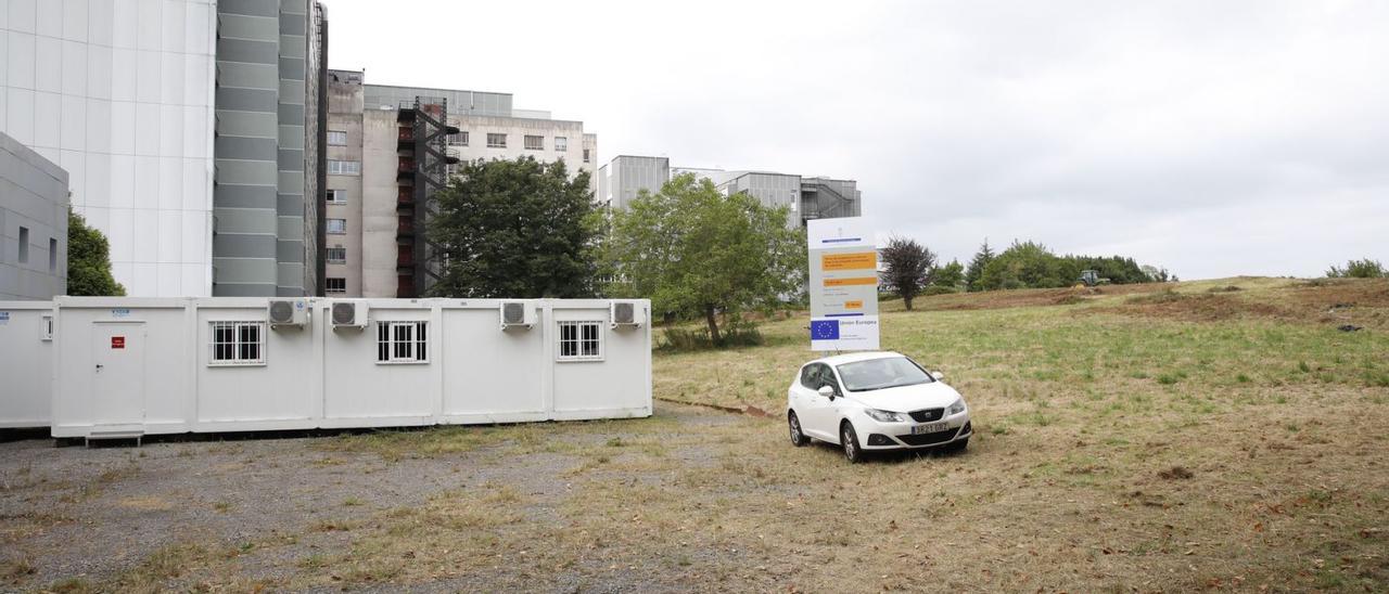 La finca destinada a la ampliación de Cabueñes, ayer, con las aulas modulares desplazadas a un lateral. | Ángel González