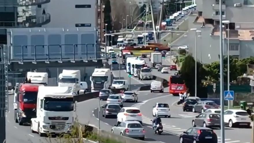 La caravana de camiones contra la subida de precios entra en A Coruña por Matogrande
