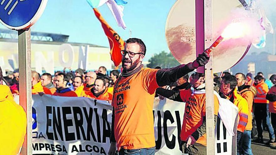 Trabajadores coruñeses de Alcoa, ayer en San Cibrao.  // Óscar Varela