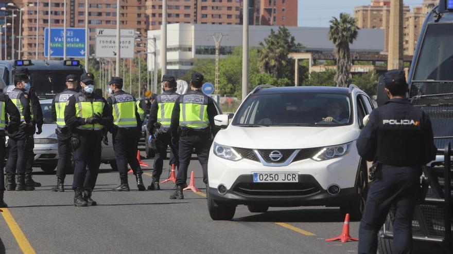 Control de la policía en la salida de Valencia durante el estado de alarma.