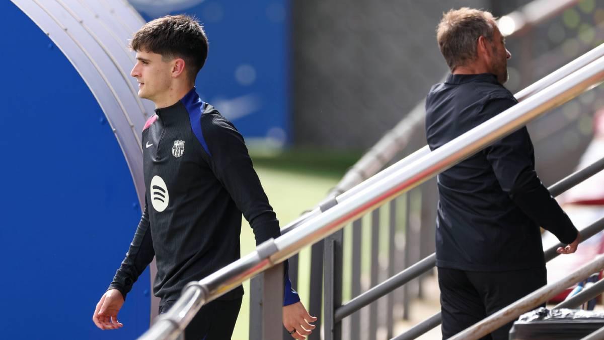 Pau Víctor y Flick, en un entrenamiento con el Barça