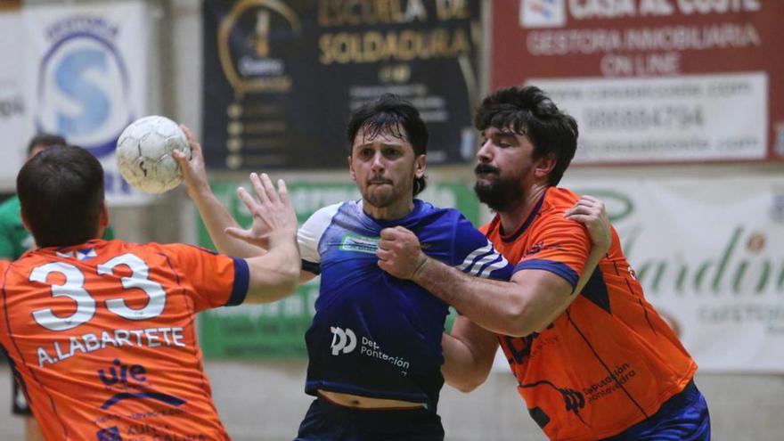 Lluque es defendido por dos jugadores del Teucro.