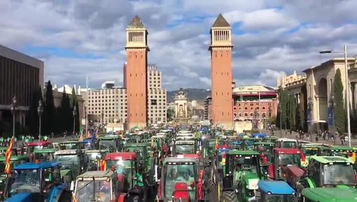 Tractorada a l’avinguda Maria Cristina de Barcelona.