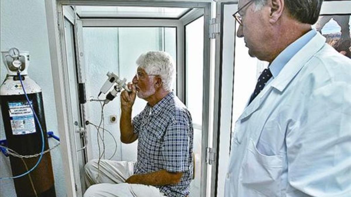 Un paciente realiza una prueba respiratoria ante el doctor Ferran Morell.