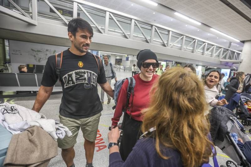 Melody y su pareja, en su llegada a Sevilla tras Eurovisión