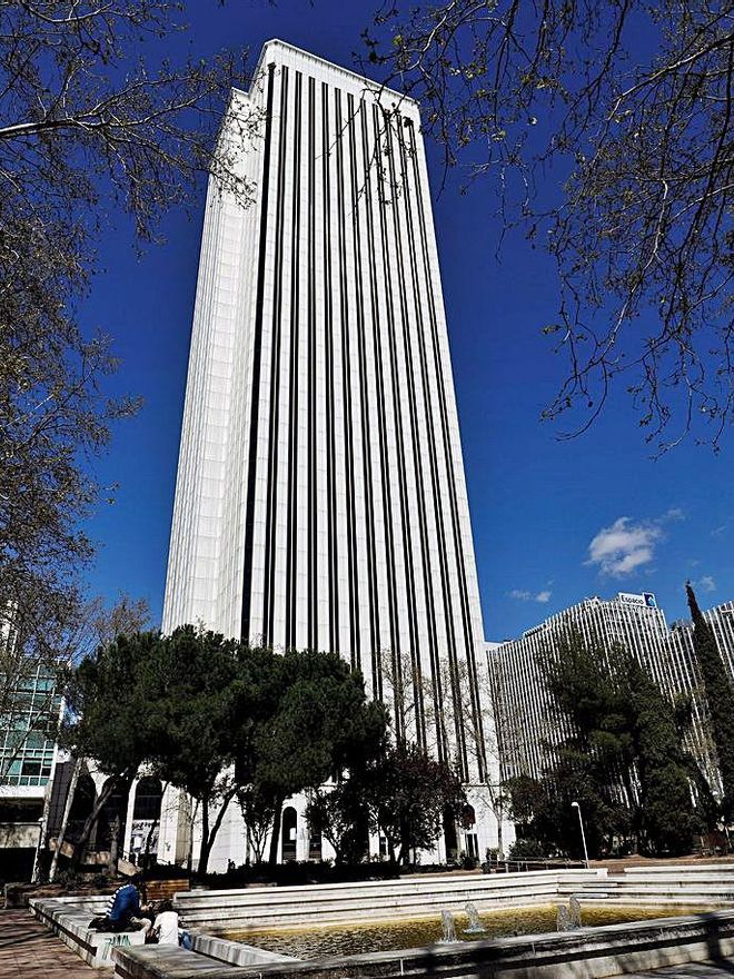 Torre Picasso (Madrid). Otro de los rascacielos más emblemáticos de Madrid, la Torre Picasso, pasó a manos del fundador de Inditex en 2011, cuando la compró a la constructora FCC por 400 millones de euros. Sus 43 plantas están dedicas a oficinas. | L.O.