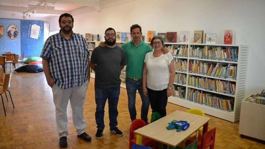 El edil de Cultura, ayer, en la biblioteca de Cambre.