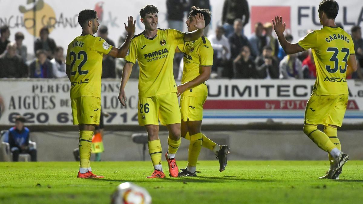 Los jugadores del Villarreal celebran uno de los goles en la primera parte.