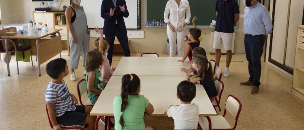 El alcalde de Xàtiva durante la visita al colegio Taquígraf Martí, ayer en el primer día de clase. | PERALES IBORRA