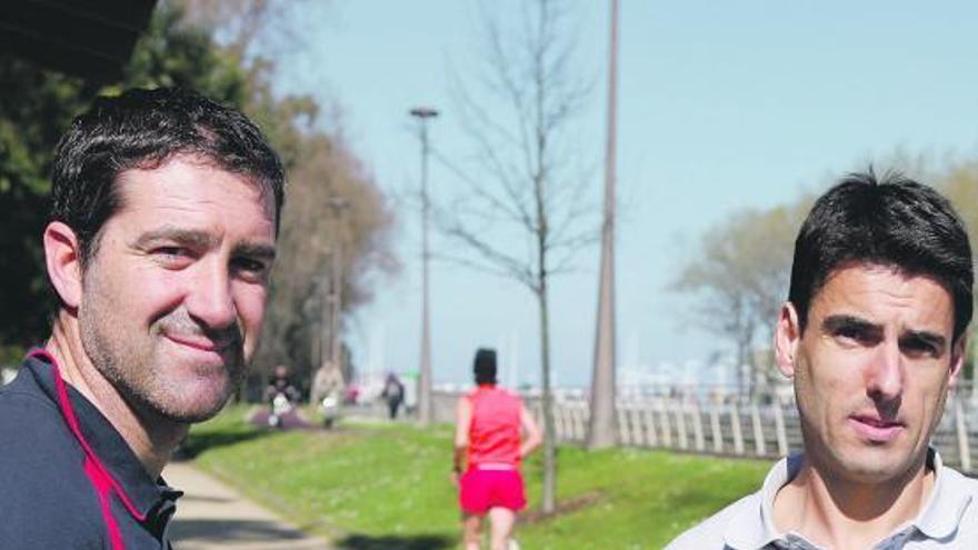 Luis Sánchez Freijo y Raúl Mateos Iglesias, en el «kilometrín», habitual circuito de footing en Gijón. / JUAN PLAZA