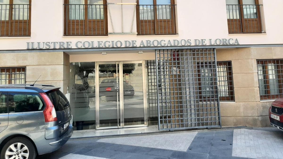 Fachada principal del Colegio de Abogados en la Plaza del Caño con la denominación que, este jueves, se acordaba cambiar.