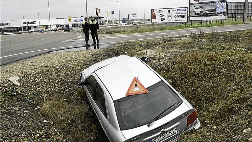 Abandonan un coche hundido en la cuneta