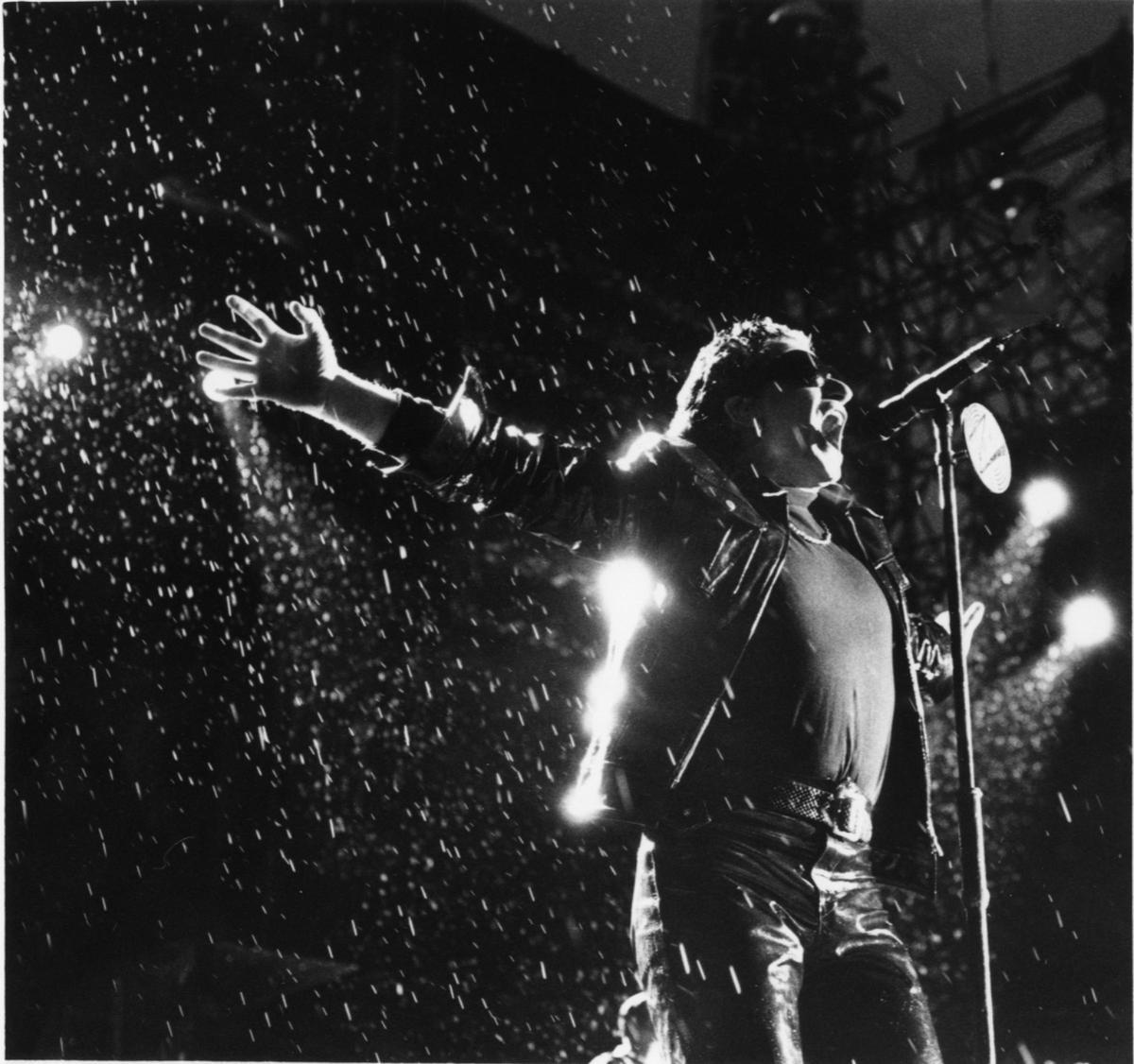 Bono durante el concierto de U2 en Oviedo en 1993.