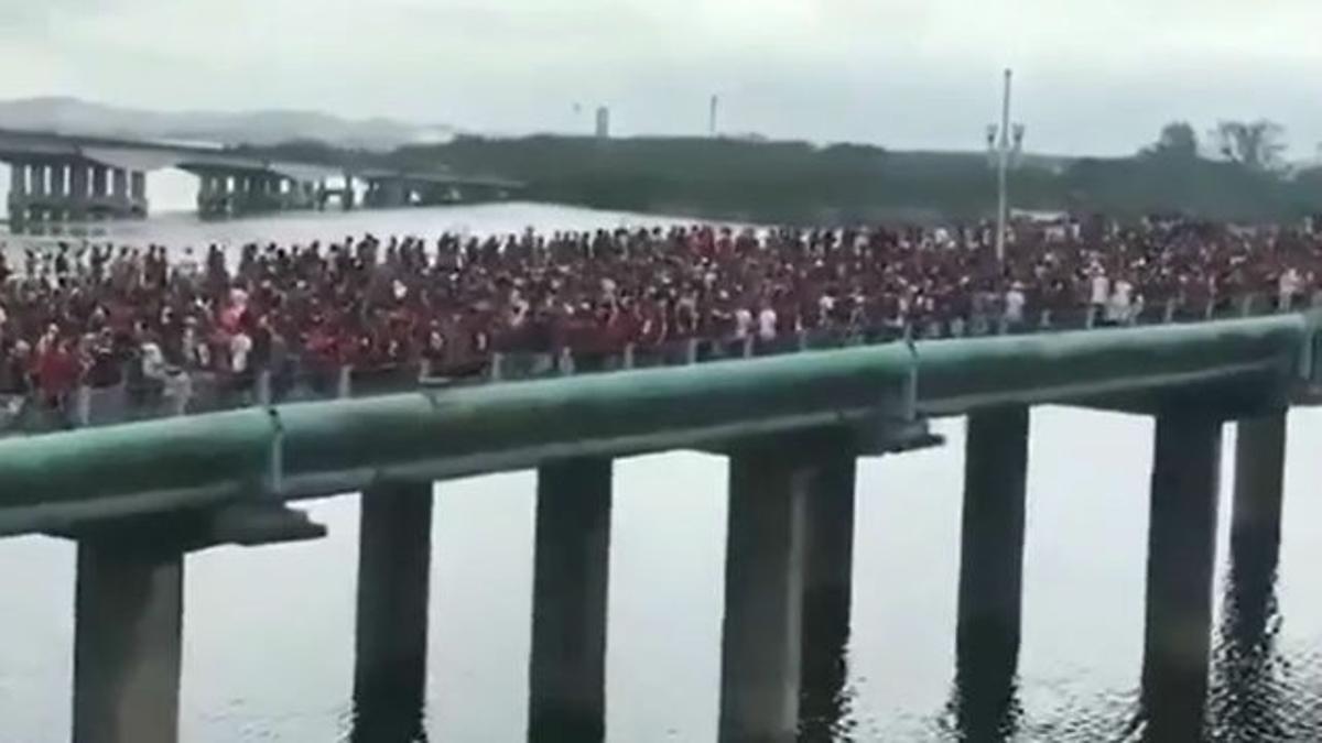 El espectacular tsunami de la torcida de Flamengo para despedir a su equipo en el aeropuerto