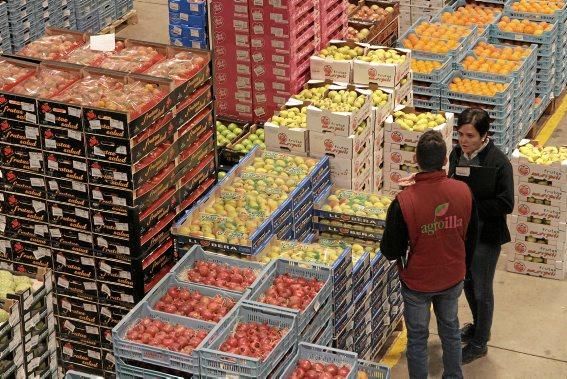 Auf dem Großmarkt wird mit Tonnen an Gemüse, Fleis