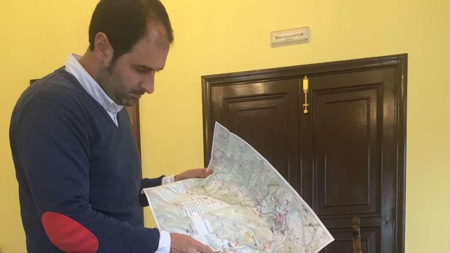 El alcalde de Pravia, David Álvarez, examina uno de los planos de la red.