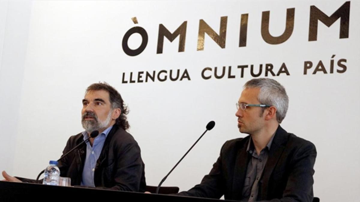 Jordi Cuixart y Jordi Lon, en la presentación del premio Òmnium Cultural de novela.