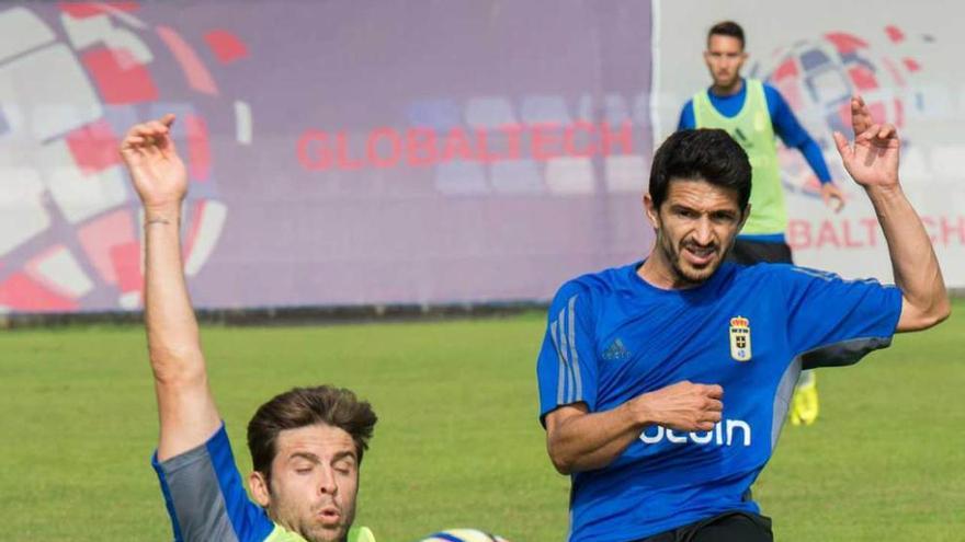 Verdés, a la izquierda, corta un balón ante Pereira.