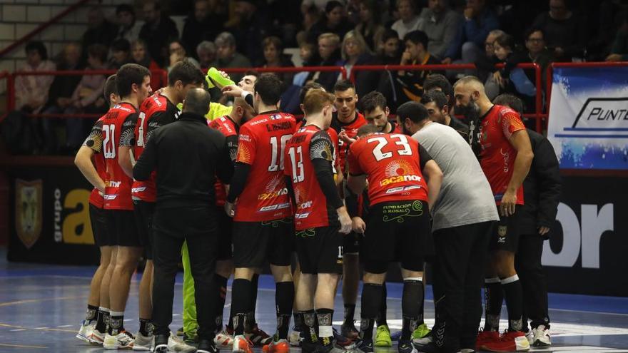 La plantilla del Acanor recibe instrucciones durante un tiempo muerto en un partido de esta temporada en O Rosal. // Alba Villar