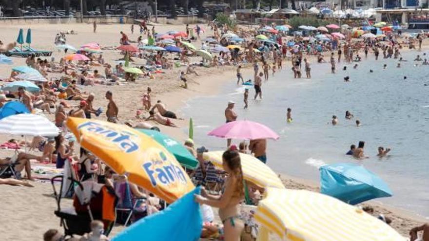 Turistes a la platja de Sant Feliu de Guíxols, la setmana passada.