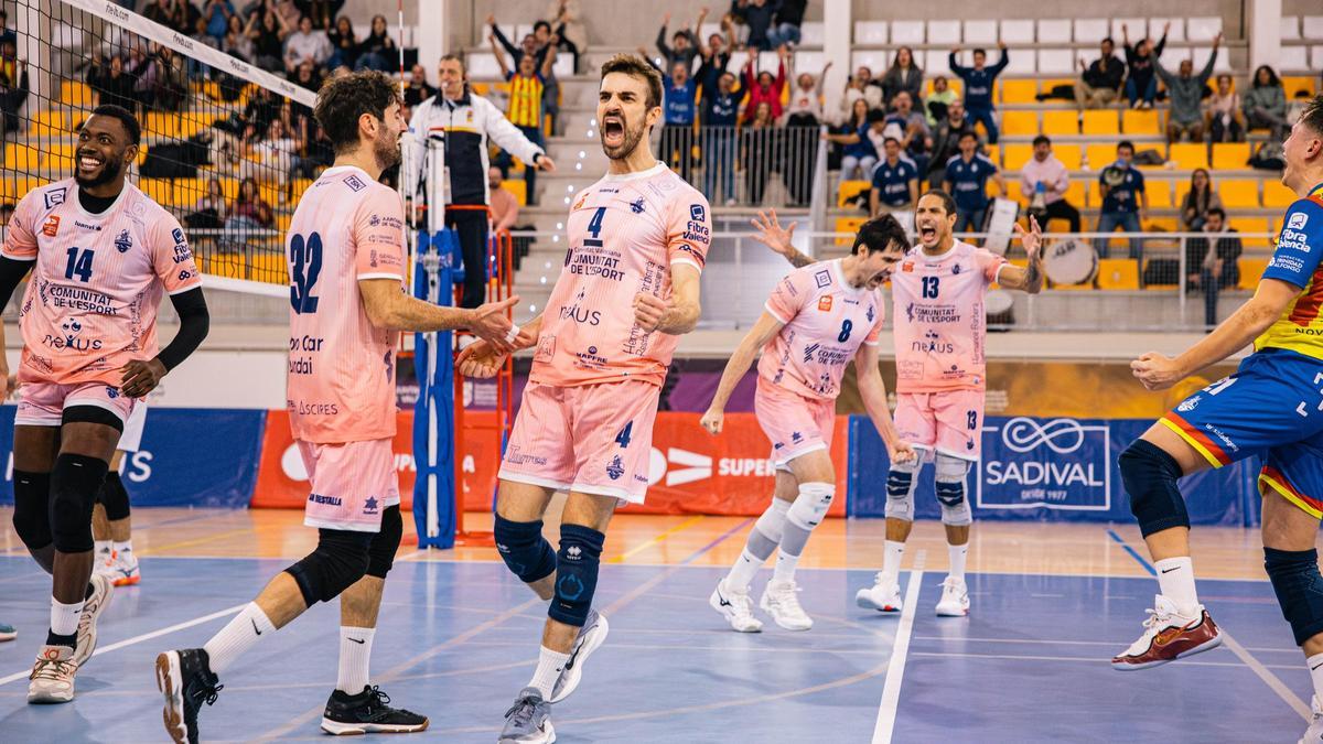 Los jugadores del Léleman celebran su triunfo.