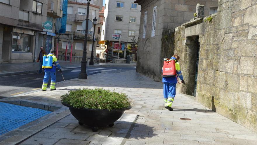 Labores de desinfección de las calles en Sanxenxo. // FdV