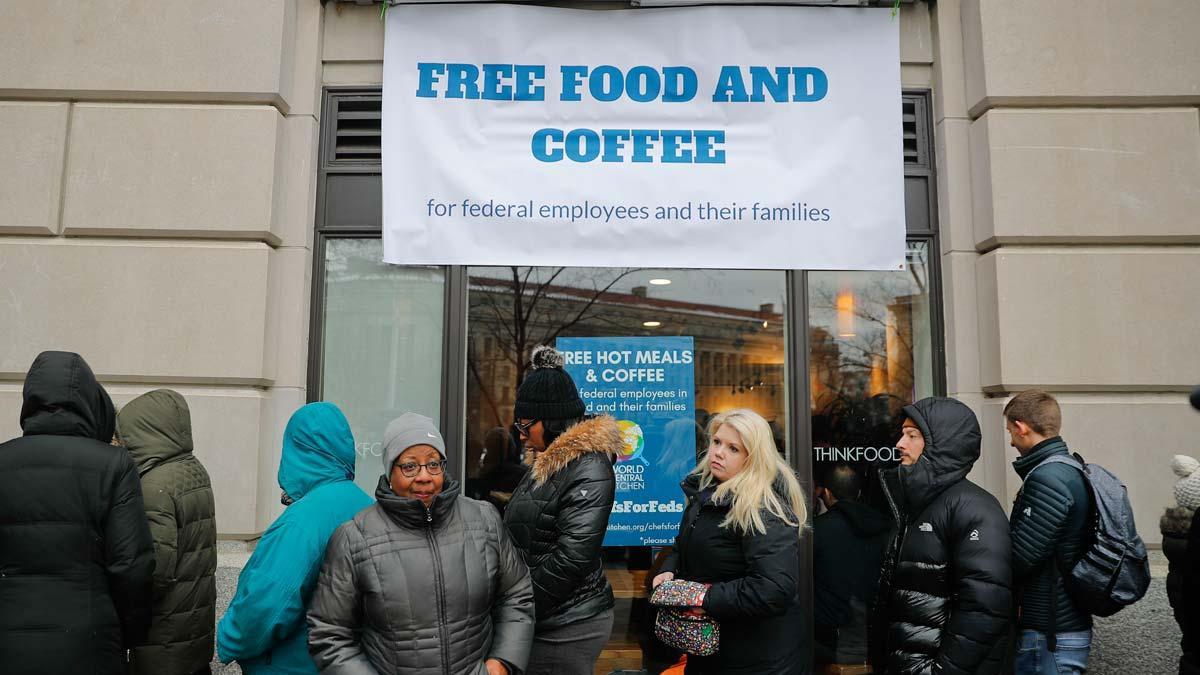 El chef José Andrés reparte comida a los funcionarios afectados por el cierre de la Administración Trump