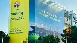Un cartel en el que se felicita al Barça femenino ya luce en Barcelona