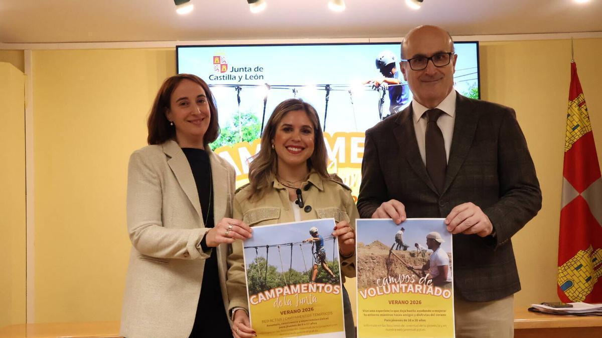 Estela López (centro), presenta la campaña de actividades de verano.