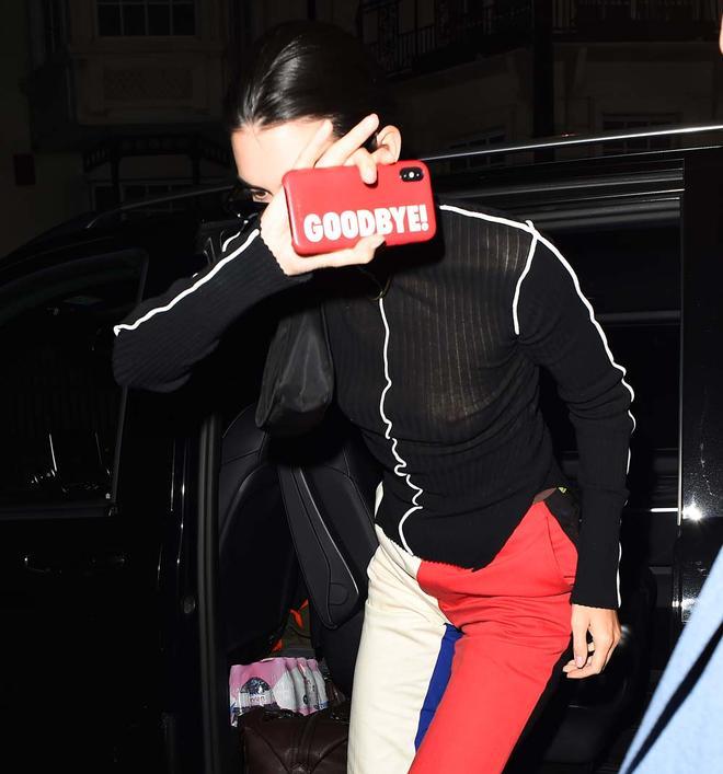 Kendall Jenner lleva un mensaje muy claro para los periodistas en su carcasa