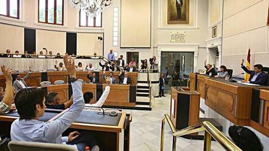 Pleno en el Palacio Provincial con la presencia de alcaldes y diputados de la provincia.