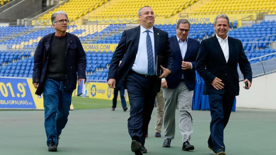 Ramírez -custodiado por Tonono y Ortega-. Detrás, Héctor de Armas, el pasado viernes en el Gran Canaria.