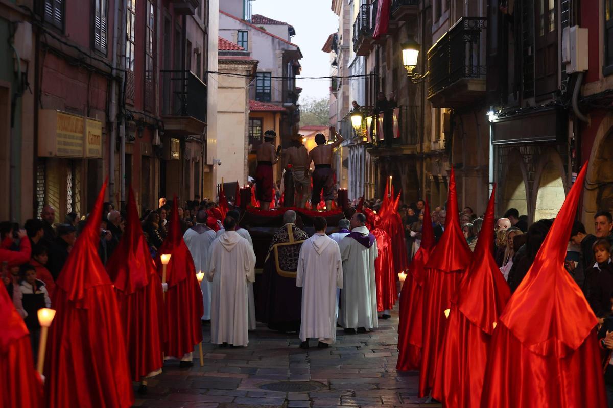 EN IMÁGENES: La multitudinaria prcesión de San Pedro en Avilés