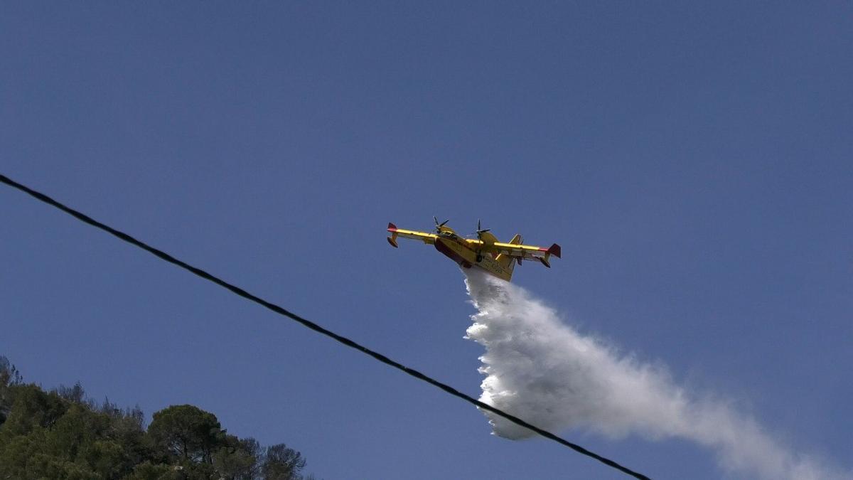 Un hidroavión descarga sobre el incendio de Alzira