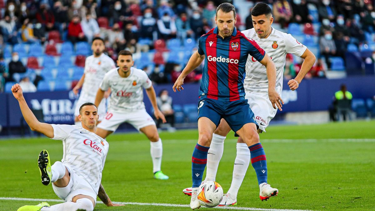 Roberto Soldado, en un partido con el Levante.