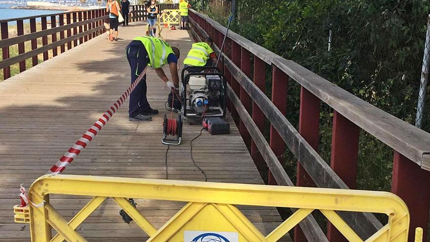 Operarios realizan trabajos de mejora en un tramo de la senda litoral. | L. O.