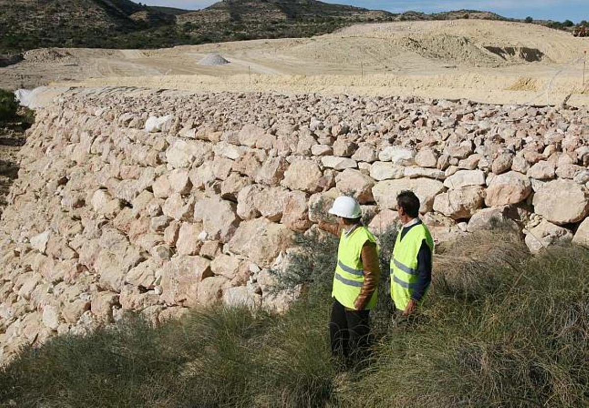 La pared rocosa que se está levantando para cerrar el embalse