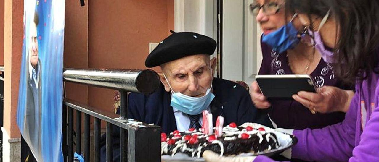 Francisco Gadea celebra sus 106 años en la puerta de su domicilio con sus familiares.