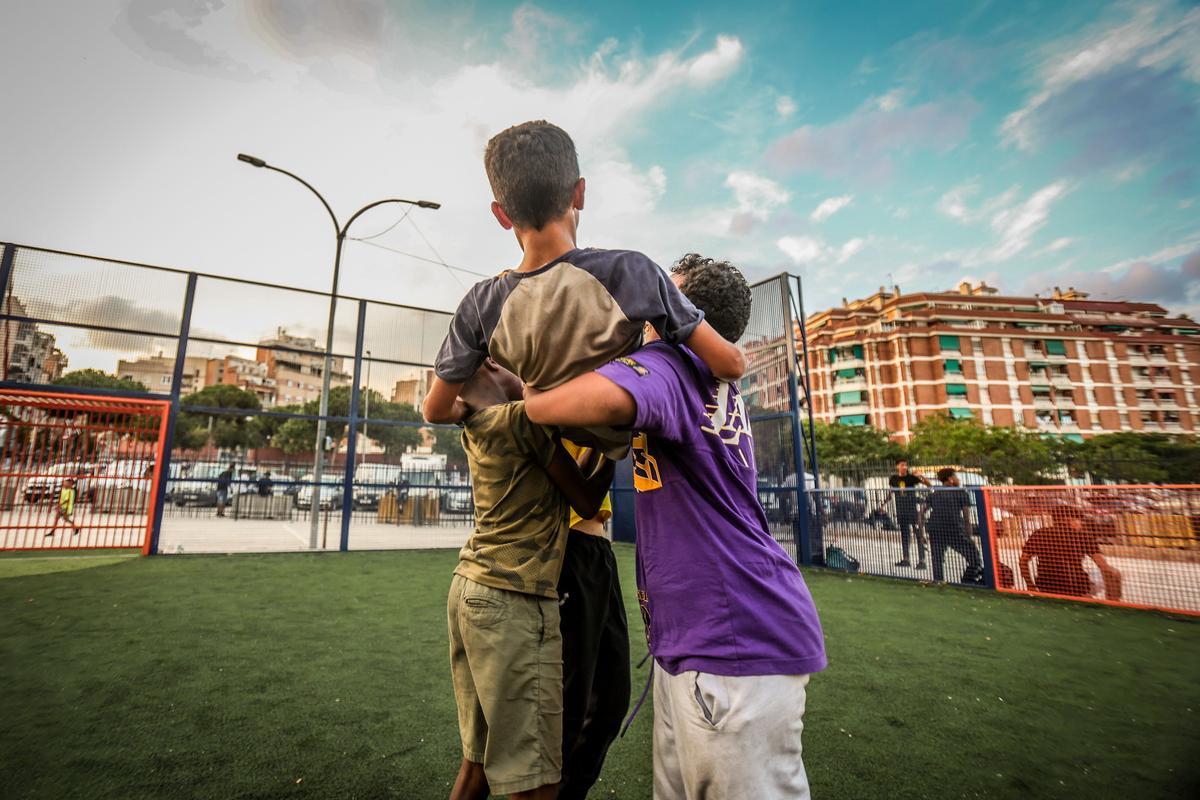 Cuatro niños jugando en la 'cancha' del barrio de La Florida, en el proyecto educativo de entrada libre y gratuita en l'Hospitalet de Llobregat, el pasado viernes.