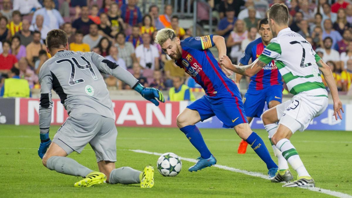 Leo Messi, rodeado de jugadores rivales durante el FC Barcelona - Celtic de la primera jornada de la fase de grupos de la Champions 2016 / 17