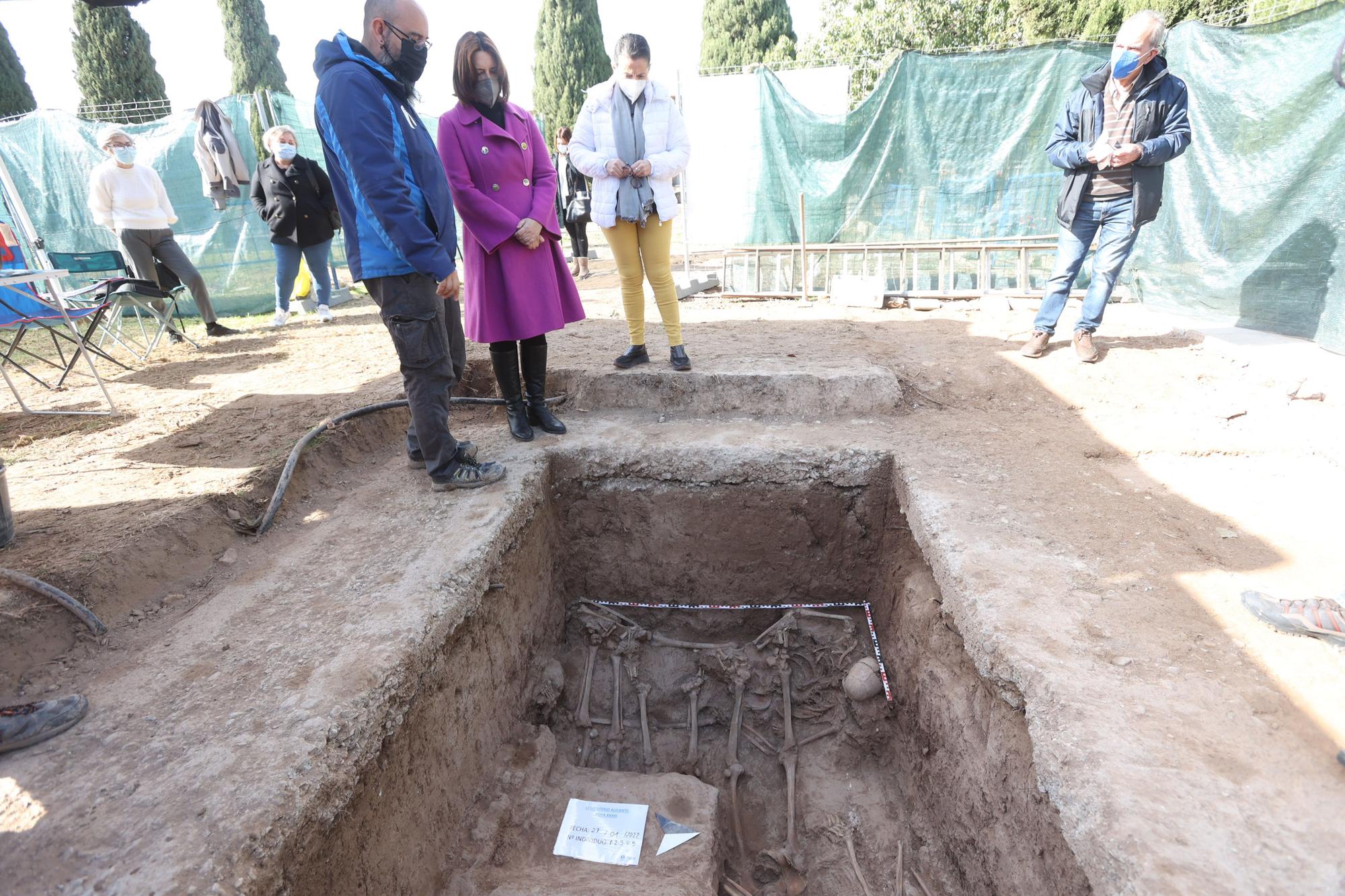 La consellera de Calidad Democrática, Rosa Pérez Garijo, visita los trabajos de exhumación en la fosa 33